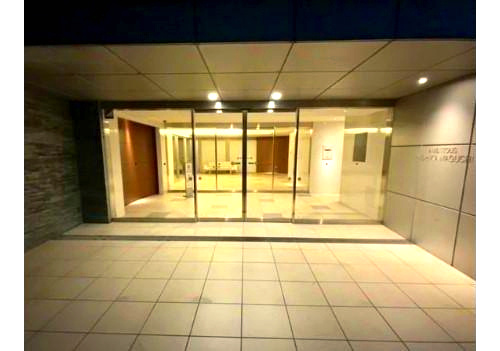 アンビシャス西川口のエントランス|グレーのタイル張りで洗練されたシンプルなデザインのエントランスです。家に帰るのが楽しみになります♪