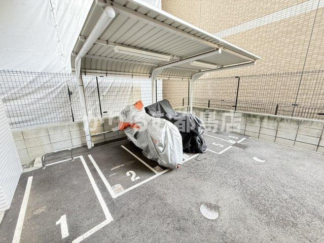 フォレストグレイス城東中央Ⅱの駐車場