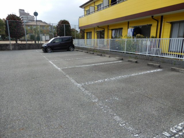 ハイツTakahashiの駐車場