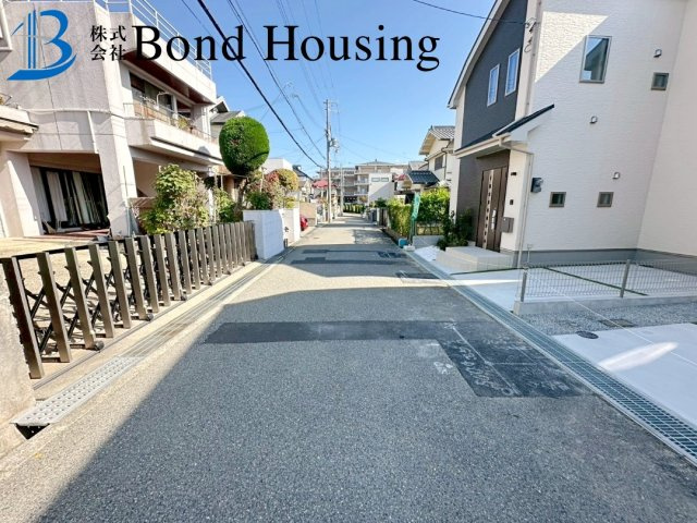 角地につき開放感あり　南多聞台3丁目　新築3区画　A号棟の前面道路含む現地写真