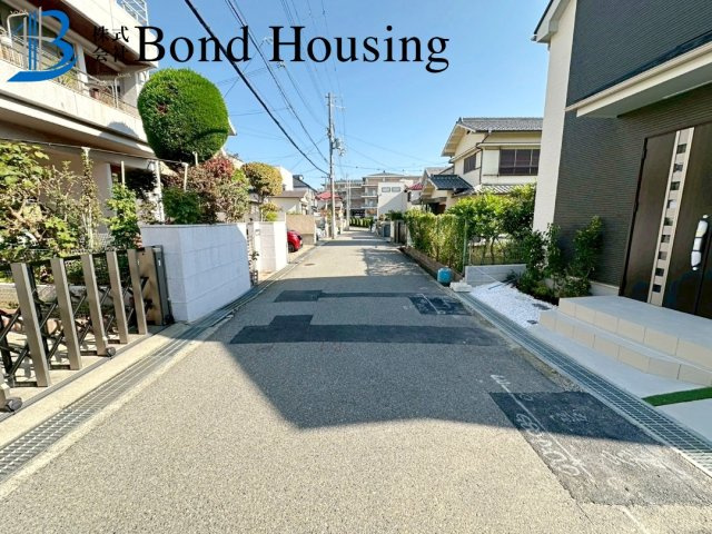 南向きで陽当たり良好　南多聞台3丁目　新築3区画　Ｂ号棟の前面道路含む現地写真