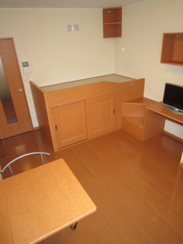 レオパレスカスティ－ジョ天良の居間・リビング|窓側から撮影