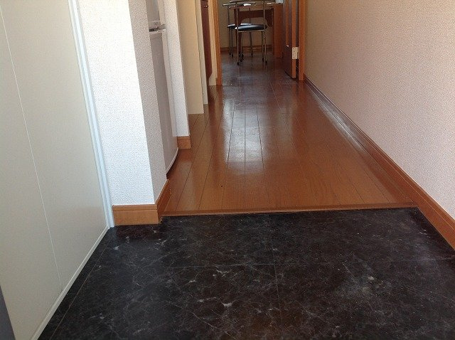 レオパレスカスティ－ジョ天良の玄関