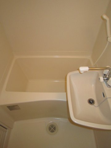 レオパレスカスティ－ジョ天良の浴室