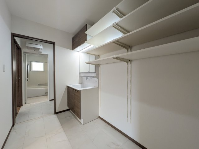 【独立洗面台】 | デザイン性に優れている、三面鏡付き洗面化粧台