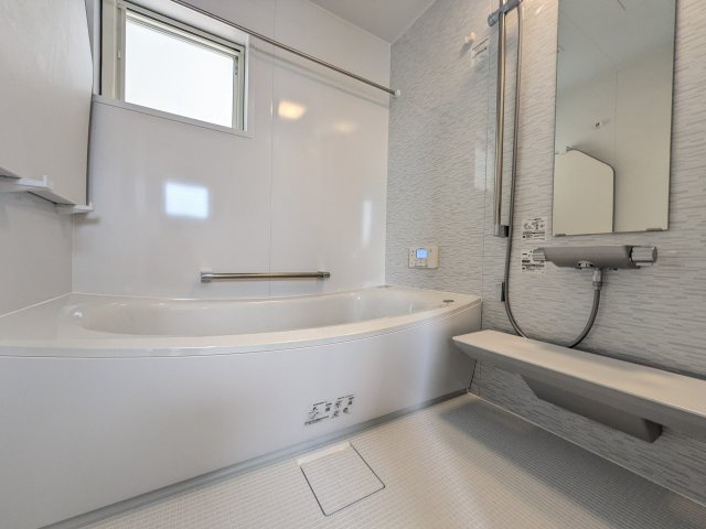 【浴室】 | 半身浴もゆっくり楽しめる広々浴室