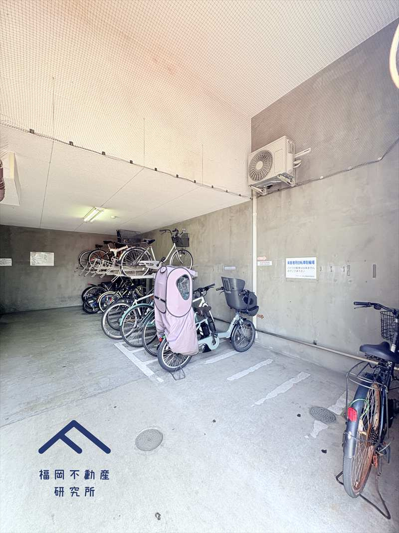 アダージュ原五番館の駐車場