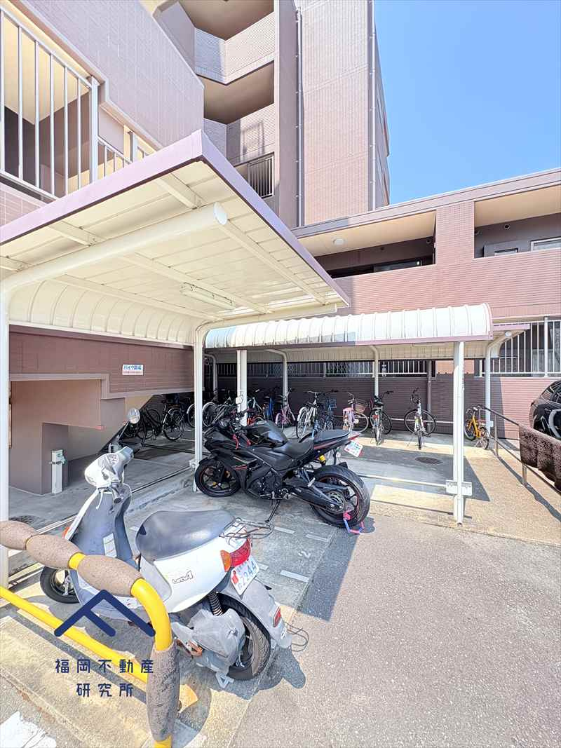 アダージュ原五番館の駐車場