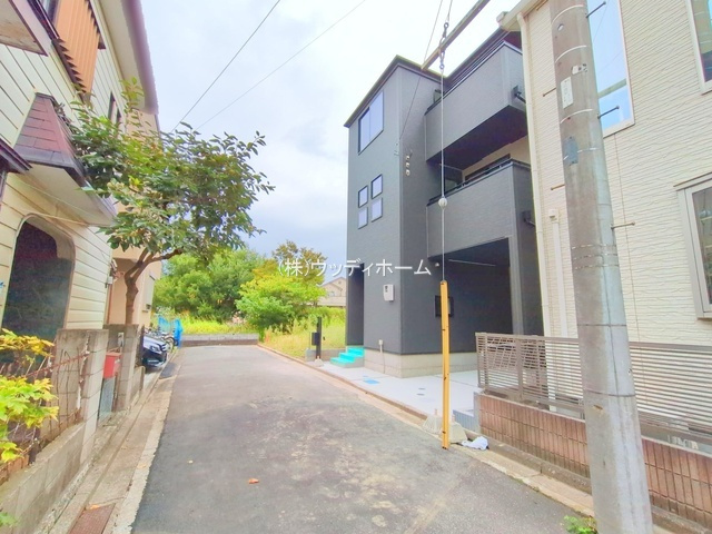 越谷市神明町7期　新築一戸建ての前面道路含む現地写真