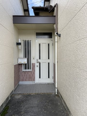 久留米市野中町の一戸建ての玄関