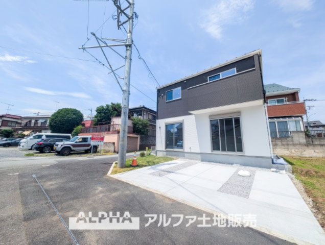 昭島市中神町1丁目新築戸建の外観|【Car space】
◆カースペース◆傍らにはソヨゴやコニファー、ミモザ等の植物が相性よく、時が移りゆくごとに成長すると、それはまさに優しさと温もりを奏でる『幸せのガーデン』、自分好みカスタマイズ。