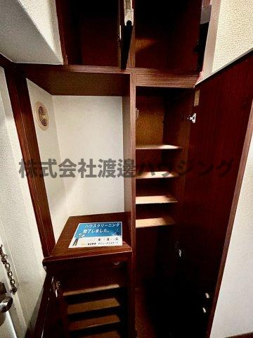 ミダスハイツの収納|天井高シューズBOX