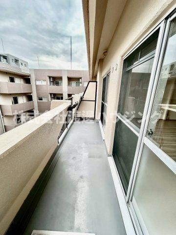 ニューライフ江坂のバルコニー