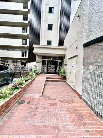 ニューライフ江坂のエントランス