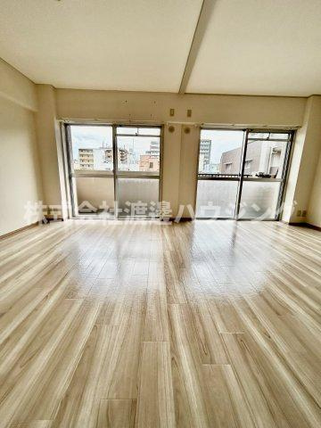 ニューライフ江坂の居間・リビング