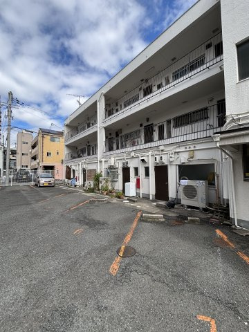 ヒロミツイーストの駐車場