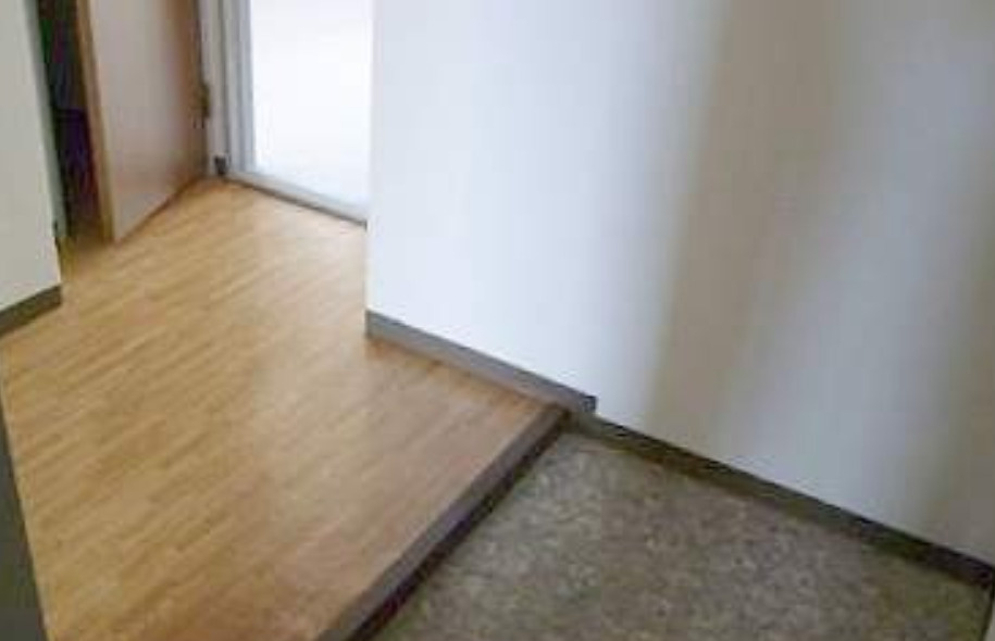 札幌市西区八軒九条西1丁目　一棟売マンションの玄関