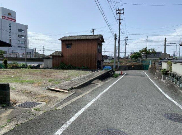 松木町　売土地の前面道路含む現地写真