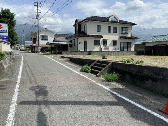 松木町　売土地の前面道路含む現地写真