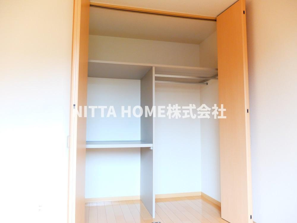 メゾンメイプルの収納|仕切り付きの収納も便利ですね!(^^)!