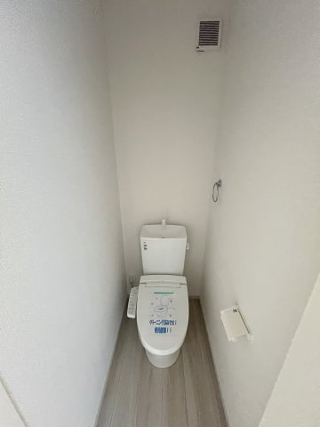 【トイレ】 | 福岡市東区八田3丁目3期　2号棟（全2棟）【仲介手数料無料・0円】 | 現地写真。2階にもトイレです。