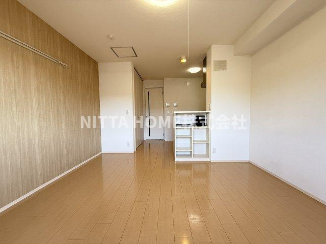 リープの居間・リビング|カウンターキッチン付きで南向きの洋室は１１帖です(*^^*)