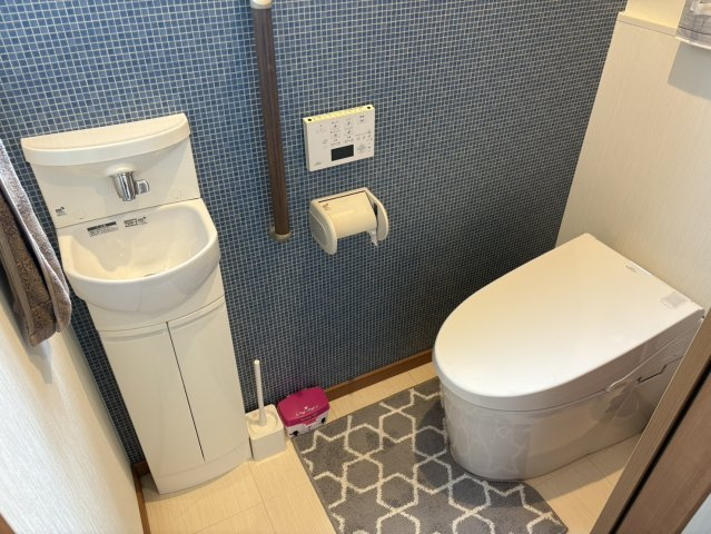 山形市みはらしの丘3丁目【中古住宅】のトイレ|節水タイプのトイレは水道代の節約に繋がります。ウォシュレット機能搭載でリモコンもあるため操作しやすく使い勝手よし。