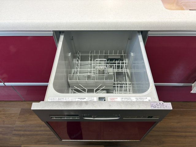 山形市みはらしの丘3丁目【中古住宅】の発電・温水設備|食洗器は家事効率をアップできます。お皿洗いの家事の時間が減り、家族との時間が増えそうです。なんと節水効果もありますのでダブルで家庭にやさし！