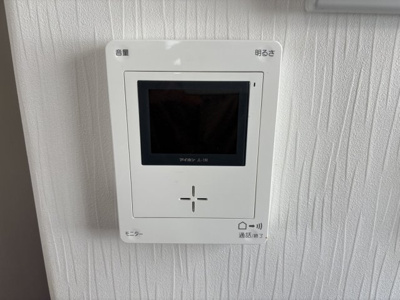 【防犯設備】 | 山形市みはらしの丘3丁目【中古住宅】 | TV付モニターインターフォン付きで玄関先のお客様を確認できます。お子様のお留守番時も安心です。