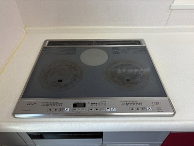 【設備】 | 山形市みはらしの丘3丁目【中古住宅】 | IHクッキンヒーターお掃除ラクラクでご家族の時間が増えます。使う電気も高効率でオール電化の醍醐味です。フラットな構造がお掃除を楽にします。