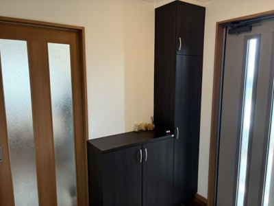 【玄関】 | 山形市みはらしの丘3丁目【中古住宅】 | 大きいシューズボックスはどんどん増える靴を散らかさずに収納できます。約40足の収納量があり、可動式の棚で季節で変わる履物も収納頂けます。