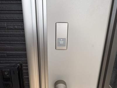 【玄関】 | 山形市みはらしの丘3丁目【中古住宅】 | 玄関はカードキーでカギを使わずともカードでタッチでカギがあくので便利です。