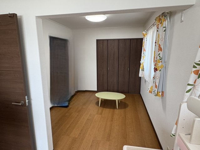 山形市みはらしの丘3丁目【中古住宅】の洋室|洋室もそれぞれ収納スペースが完備されております。