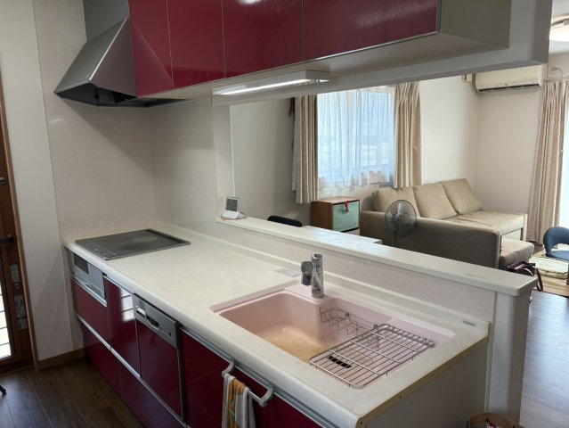 山形市みはらしの丘3丁目【中古住宅】のキッチン|広々ワイドなキッチンは料理がしやすく快適です。