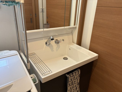 【独立洗面台】 | 山形市みはらしの丘3丁目【中古住宅】 | 三面鏡の洗面台は、スタイリッシュなだけでなく収納力もあります。