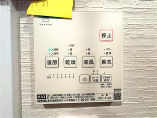 常に新鮮な空気を室内に供給し、室内の換気を効果的に行います。湿気やニオイ等を排出し、健康な環境を維持。快適な室内温度と湿度を調整し、エネルギー効率も向上。居住空間の快適性と健康面の改善が期待できます。