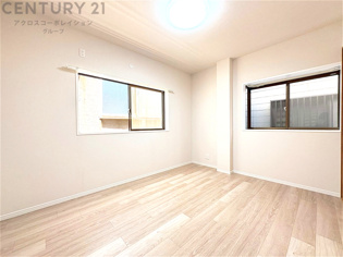 リラックスできるプライベート空間で、快適な睡眠をサポート。個人の好みに合わせたインテリアや寝具で心地良さを追求。プライベートな時間を過ごし、リフレッシュする場所におすすめです。