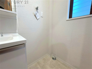 洗濯物の仕分け作業がしやすく、整理整頓が容易になります。洗濯音や湿気を他の部屋に持ち込まず、生活環境を快適に保ちます。上部を活用すれば収納スペースを確保でき洗剤や洗濯用品の整理もしやすくなります。