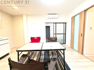 キッチン前のダイニングスペース　カウンターキッチンから料理の受け渡し等に便利です。ダイニングセットを置いても十分な広さを確保。