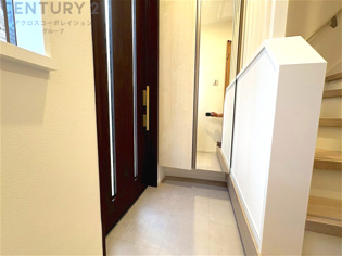 大きな玄関収納付きの玄関です　家族皆様の履物をしっかり収納できます　姿見付きでお出かけ前の身だしなみチェックに便利です