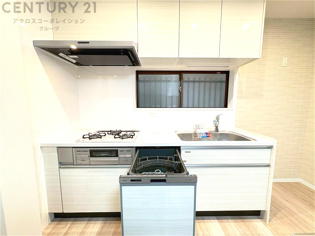 壁付けシステムキッチンはスペースの最大限の有効活用が可能で、動線がスムーズになり調理や準備が快適で効率的に行えます。収納スペースや吊り戸棚が設けられ、調理器具や食器類をスマートに収納できます。