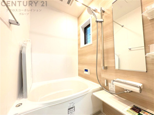 ユニットバスは省スペースでありながら、シンプルな設計と使いやすさを備え、簡便なメンテナンスが可能です。またミラー・小物置き場もあり便利です。