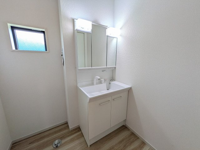 八王子市　中野山王　新築一戸建て　１期の独立洗面台|～３面鏡付きの独立洗面台　細々している物をスッキリ収納出来ます～