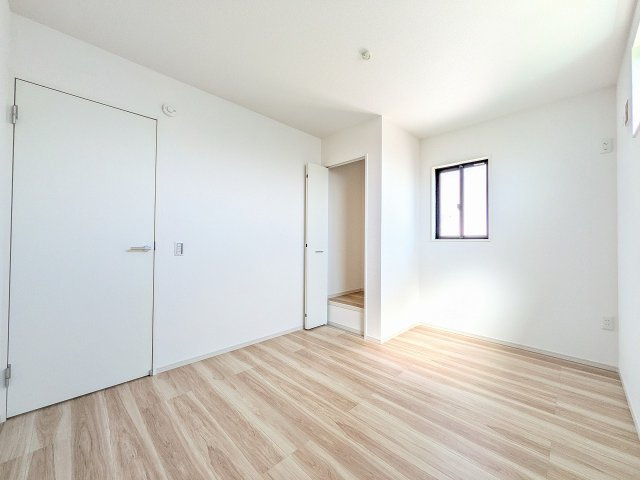 八王子市　中野山王　新築一戸建て　１期の洋室|～2階5.5帖の洋室　2面採光で明るく風通しの良いお部屋です～