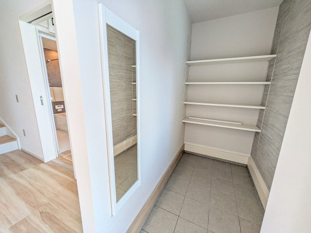 八王子市　中野山王　新築一戸建て　１期の玄関|～シューズインクローク付き　物が溢れがちな玄関をスッキリとした状態に保てます～