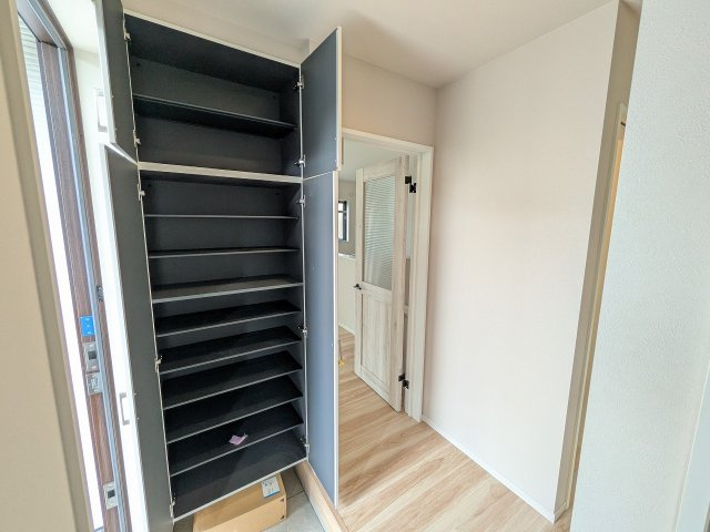 八王子市　中野山王　新築一戸建て　１期の玄関|～大容量収納可能なシューズボックス～