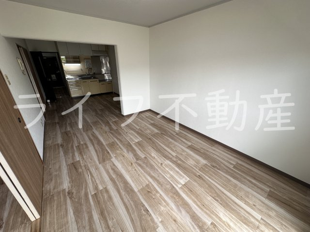 プレジデント東大阪第４棟の居間・リビング|ゆったりとしたリビングです