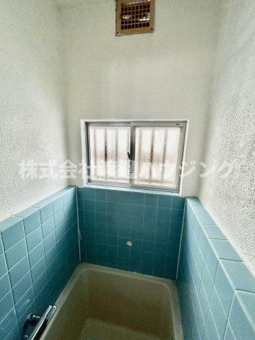 曽根西町尾崎貸家のその他|浴室に窓有