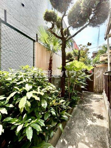 曽根西町尾崎貸家の庭