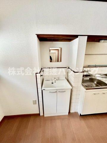 曽根西町尾崎貸家の洗面所